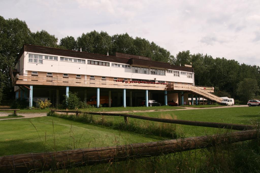 Hostel Boathouse Prag Exterior foto