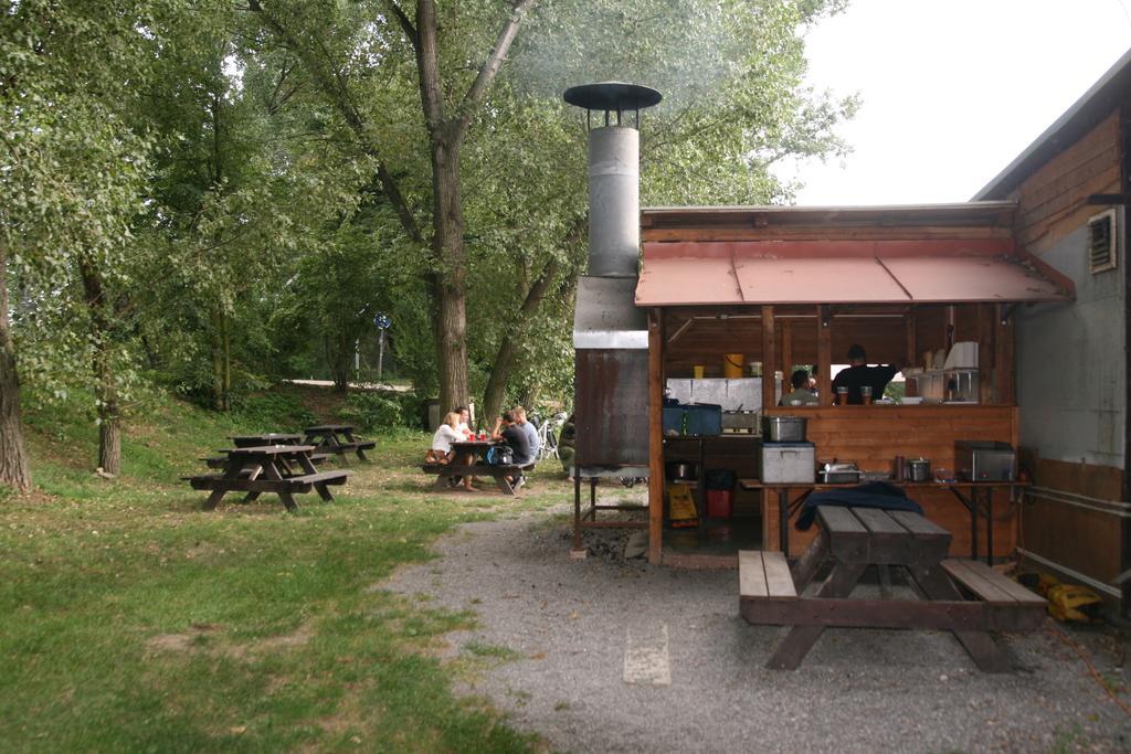 Hostel Boathouse Prag Exterior foto